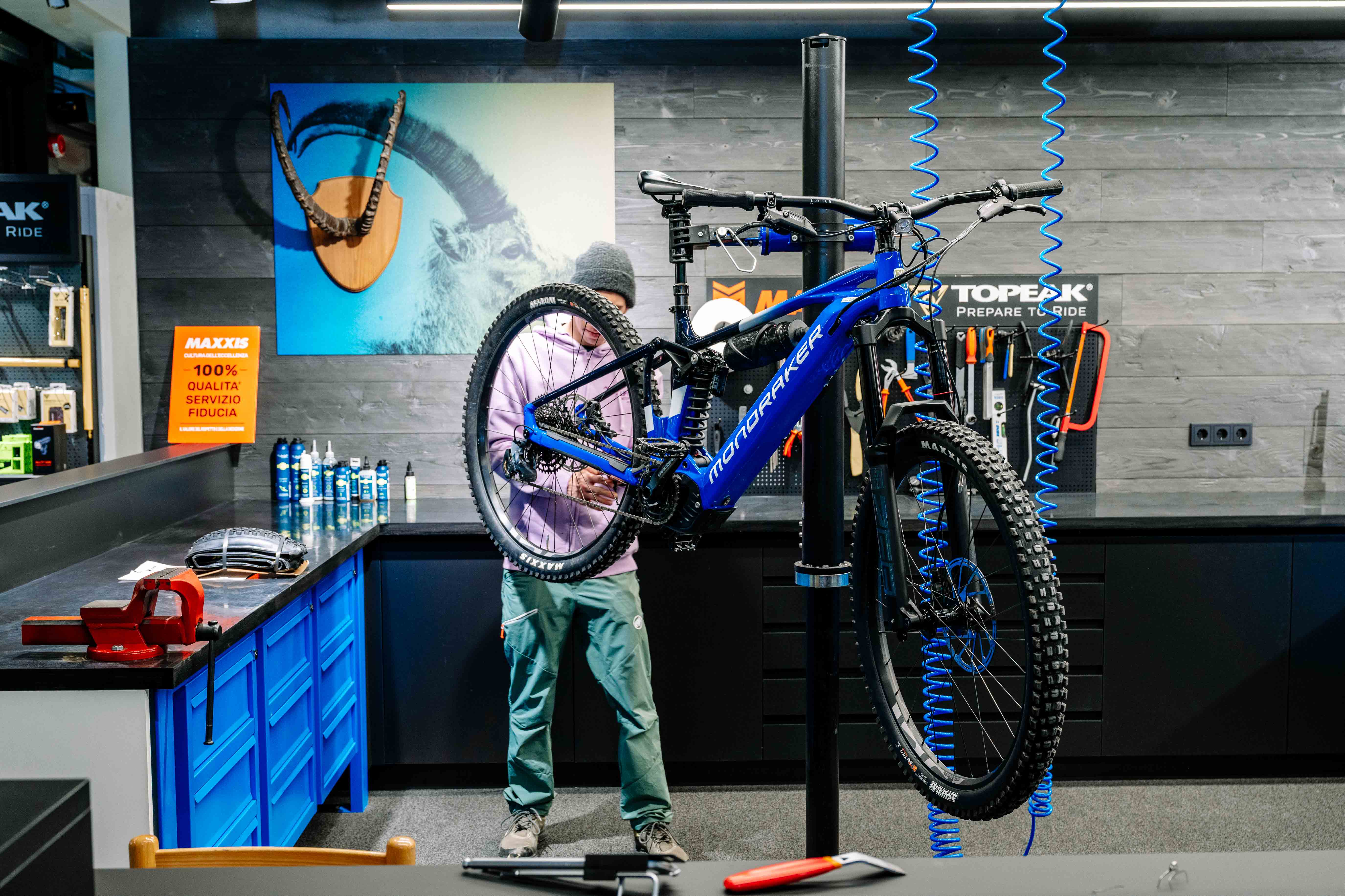 Mechaniker Alberto in der Alpincenter Bike-Werkstatt