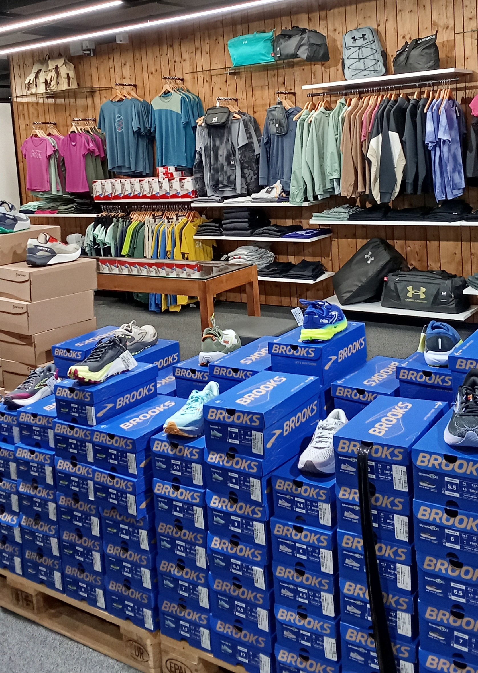 Bike-Zubehör und Bekleidung im Alpincenter Shop an der Talstation