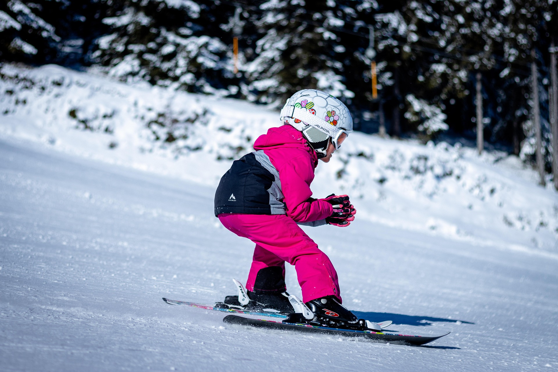 6883484753a6938564f8a9bc_skiing 6035709_1920