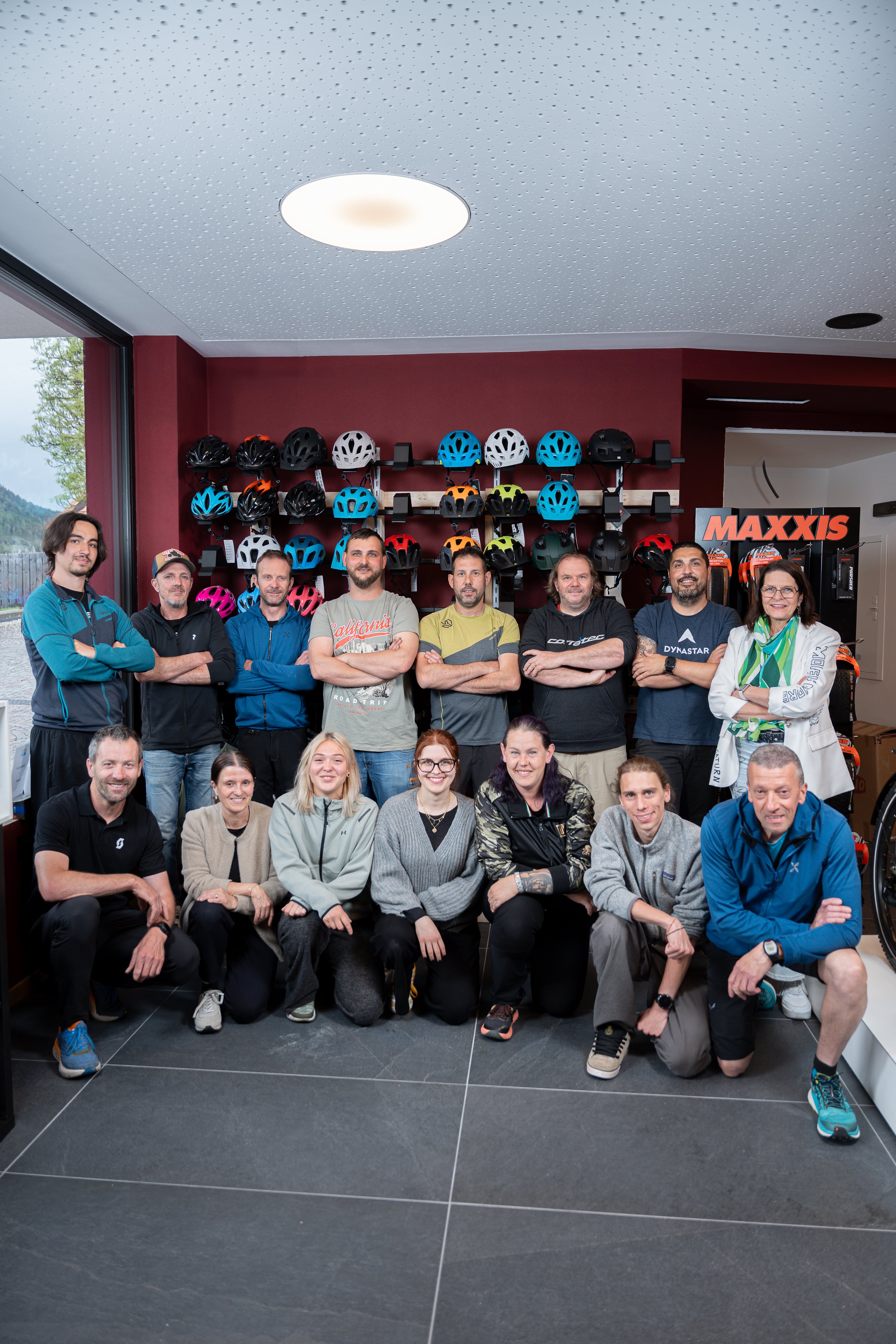 Mitarbeiter des Alpincenter stellt ein Bike ein