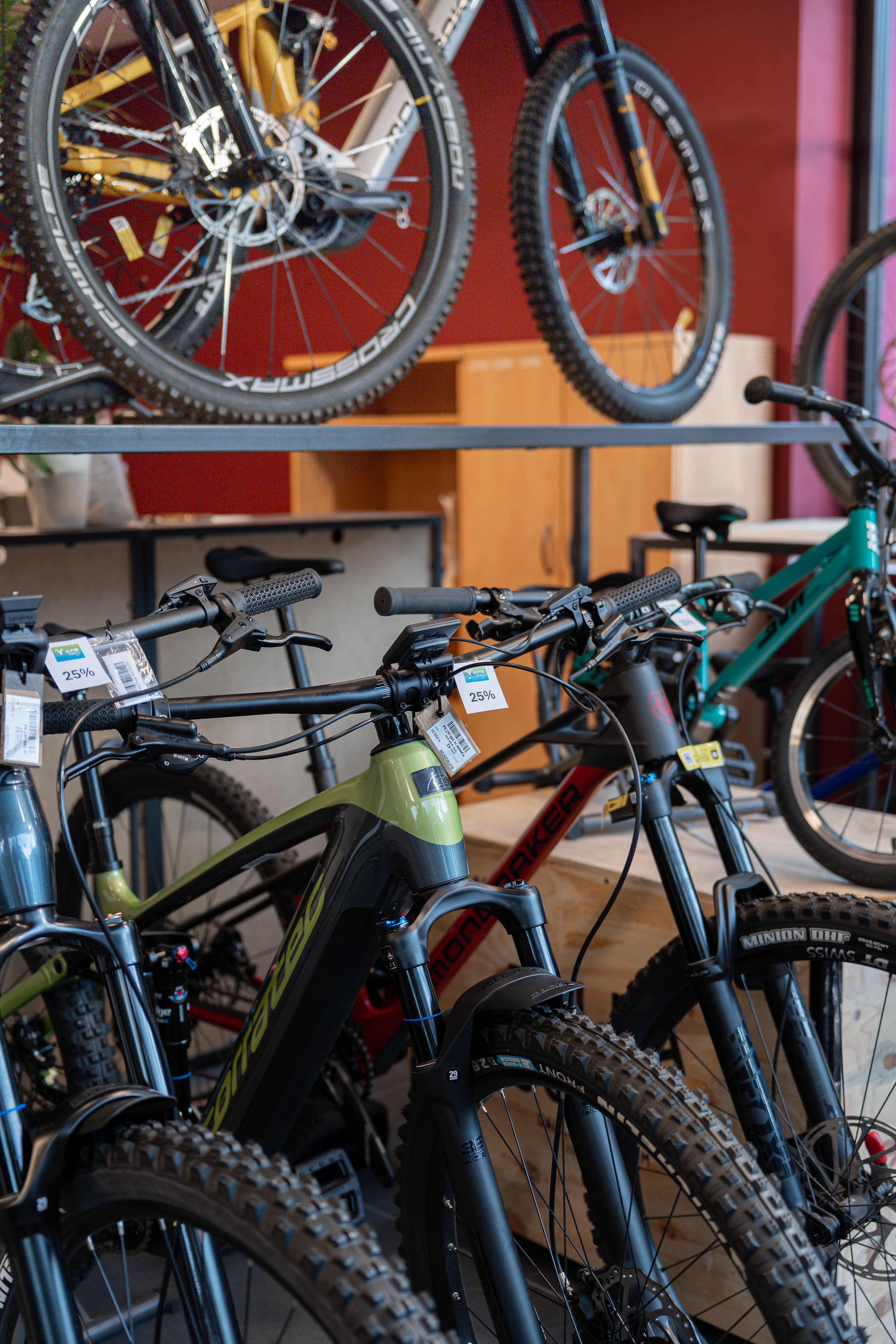 Beratung im Alpincenter Bike-Shop in Seis am Schlern