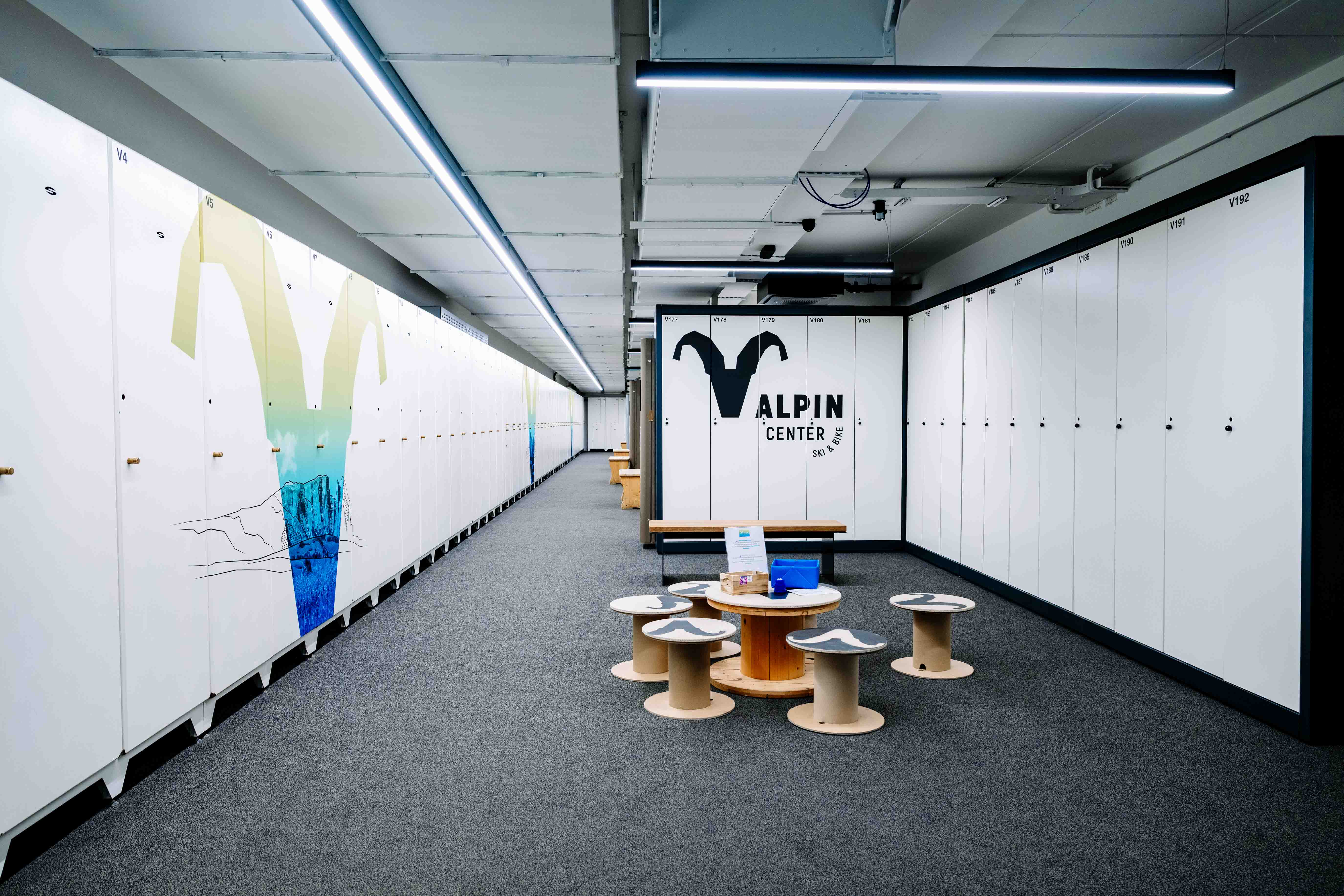Skidepot des Alpincenter an der Talstation Seiser Alm